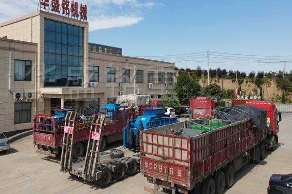 三臺全液壓對輥破碎機裝車發(fā)往內蒙古