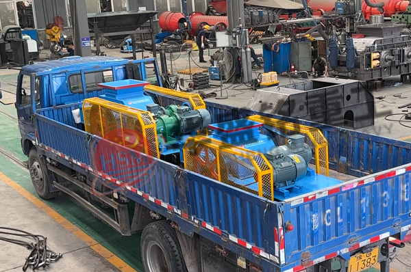 兩臺(tái)小型齒輥破裝車發(fā)貨