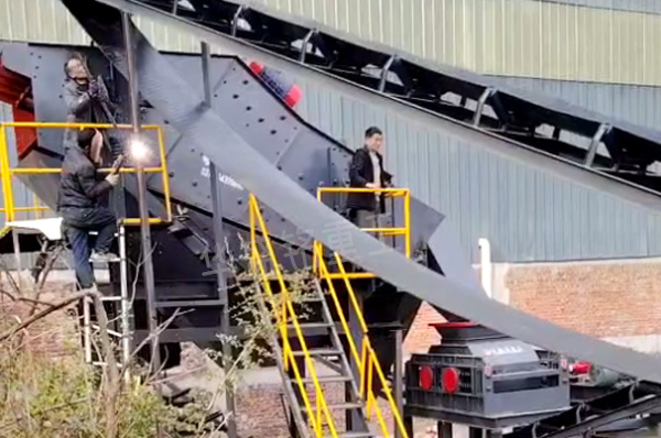 湖北銑刨料篩破一體機安裝現場